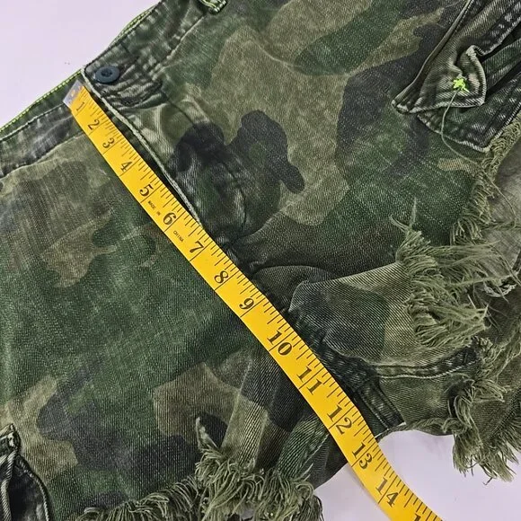 FREE PEOPLE WE THE FREE COMMANDER CAMO CARGO Cut-Off Shorts WOMEN'S SIZE 6 *EUC*